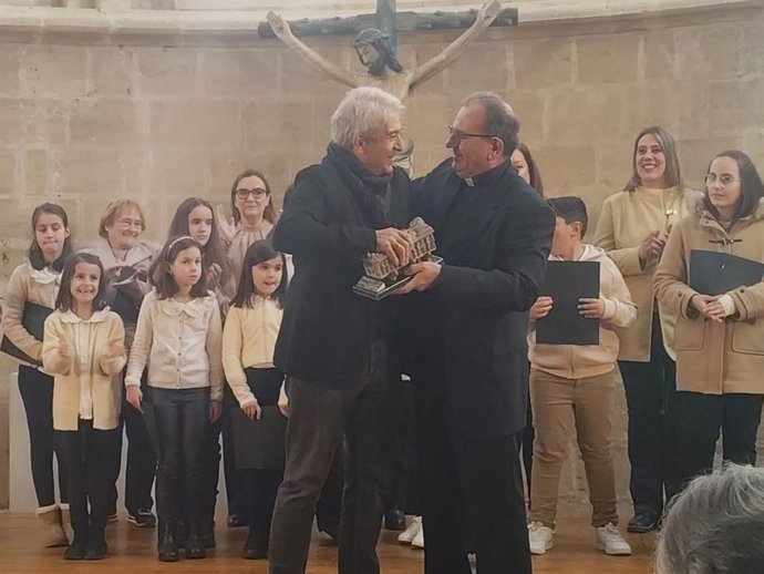 Chema Purón recibe de manos del obispo de La Rioja, Santos Montoya, el reconocimiento como Embajador del Monasterio de Cañas
