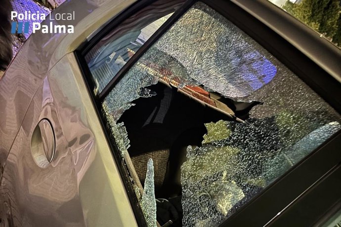 Cristal fracturado del vehículo en el que detenido presuntamente robó una mochila