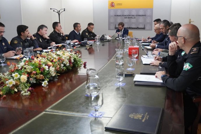 El subdelegado del Gobierno en Sevilla, Francisco Toscano, preside la reunión de seguridad sobre el derbi sevillano del 30 de noviembre.