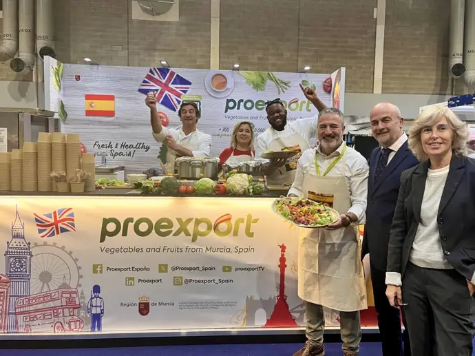 El Secretario General De La Consejería De Agua, Agricultura, Ganadería Y Pesca, Francisco González Zapater, En El Stand De Proexport En La Feria Internacional 'Good Food Show Winter' De Birmingham.