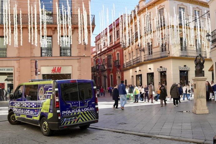 Imagen de agentes de la Policía Local de Sevilla de servicio tras activase el Plan de Emergencia Nivel 1. A 28 de noviembre de 2025 en Sevilla.