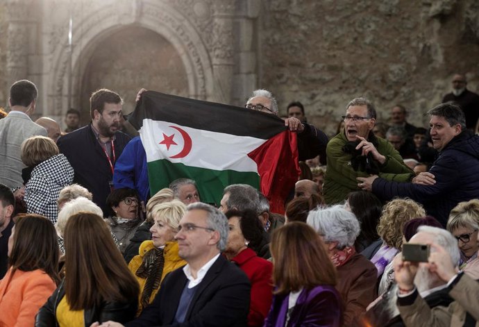 Archivo - Un hombre saca una bandera del Sahara en un acto de campaña en el que participa el presidente del Gobierno, Pedro Sánchez, en el Monasterio de San Juan, a 12 de abril de 2023, en Burgos, Castilla y León (España). Sánchez arropa en este mitin de 