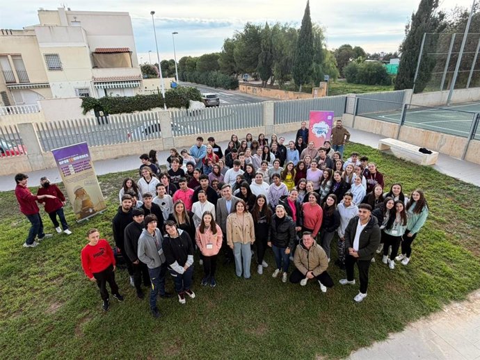 La Consejera De Turismo, Cultura, Juventud Y Deportes, Carmen Conesa, Visitó El Encuentro Formativo De Corresponsales Juveniles En San Pedro Del Pinatar.