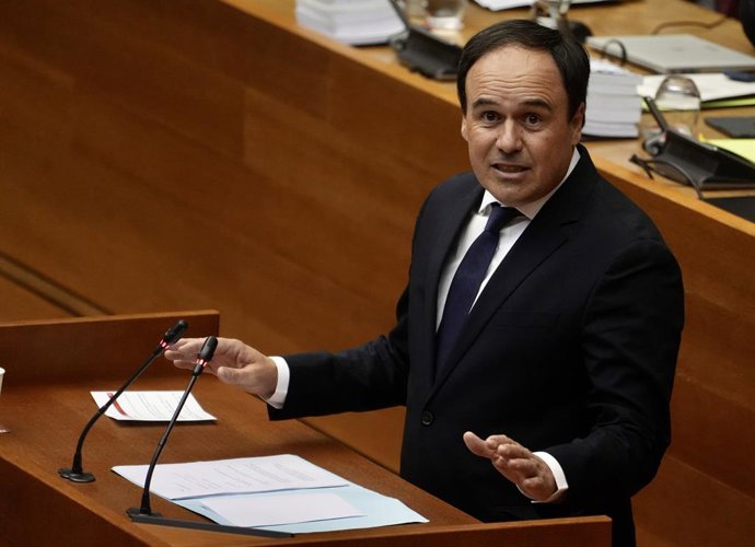 El síndic del grupo popular en las Corts Valencianes y secretario general del PP de la Comunitat Valenciana, Juanfran Pérez Llorca, durante el debate de investidura del nuevo president de la Generalitat valenciana, en Les Corts Valencianes, a 27 de noviem