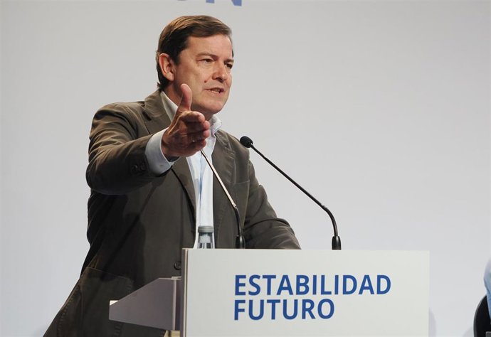 Archivo - El presidente del PP de Castilla y León y presidente de la Junta de Castilla y León, Alfonso Fernández Mañueco, en un acto de su partido.