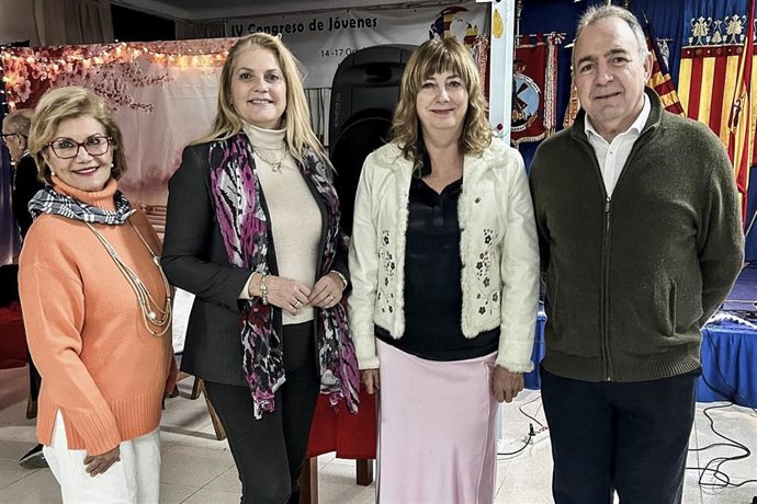 La vicepresidenta del Gobierno de Navarra, Ana Ollo, junto a la directora general de Acción Social y Territorios del Ayuntamiento de Valencia, Francisca Rosa Sampol (1ª izda.); y el presidente de la Euskal Etxea Artea, Nicolás Ibarra.