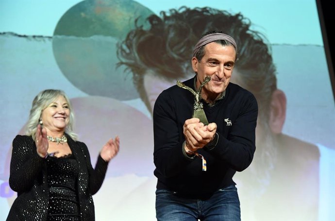 El XXXVII Aguilar Film Festival entregó el sábado, de manos de la alcaldesa de Aguilar de Campoo, María José Ortega, el Águila de Oro al actor gallego Luis Zahera.