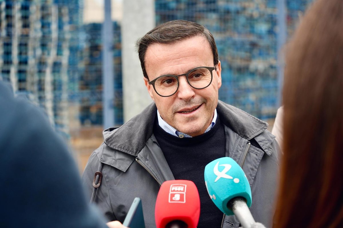 Gallardo critica que el PP extremeño se vaya  de excursión a Madrid  y dice que Guardiola es  rehén de Feijóo 