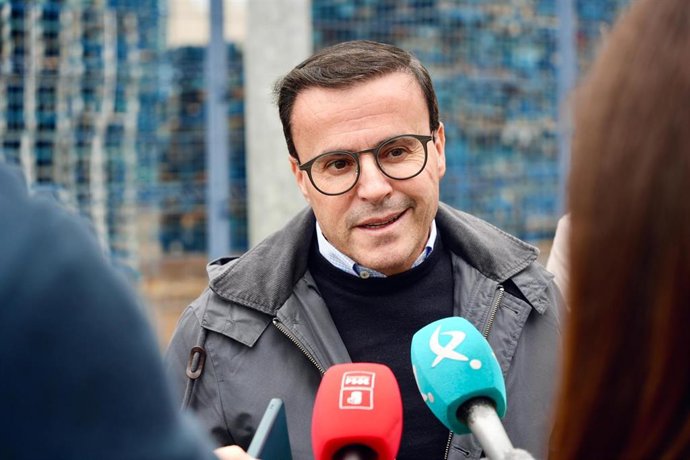 El candidato del PSOE a la Presidencia de la Junta de Extremadura, Miguel Ángel Gallardo, atiende a los medios