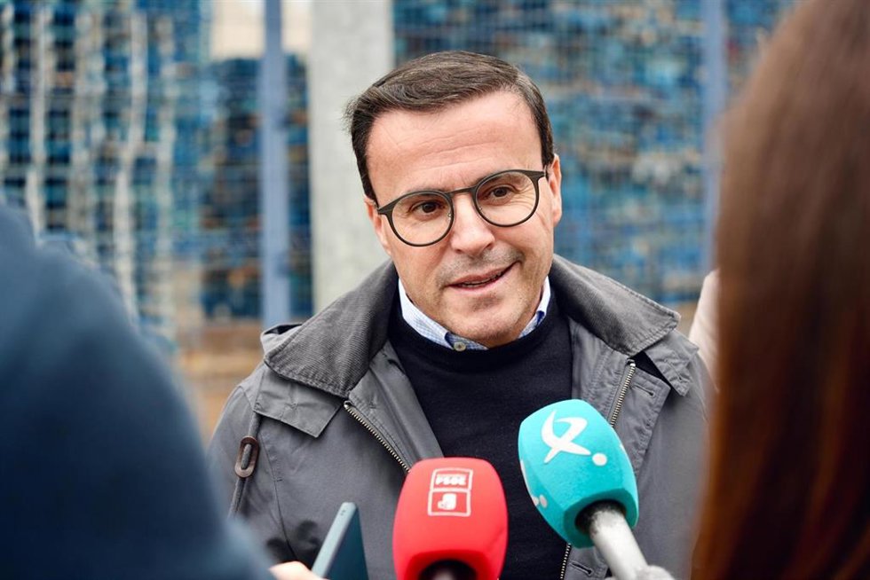 El candidato del PSOE a la Presidencia de la Junta de Extremadura, Miguel Ángel Gallardo, atiende a los medios