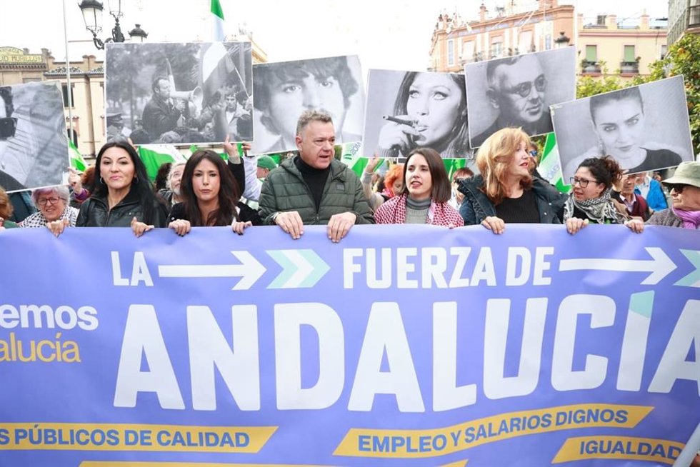 La secretaria política de Podemos y eurodiputada, Irene Montero, este domingo en Sevilla en la marcha de la Platafoma 4D, que ha concluido ante el Palacio de San Telmo.