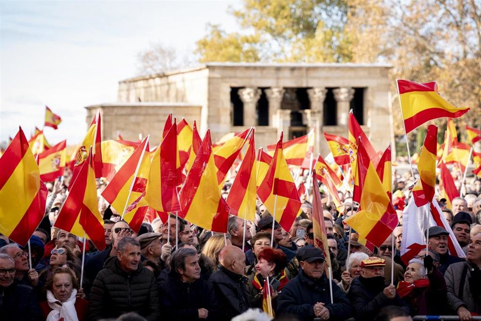Concentración contra la corrupción del Gobierno convocada por el PP, en el Templo de Debod, a 30 de noviembre de 2025, en Madrid (España). La concentración bajo el lema 'Efectivamente: ¿Mafia o democracia?' es la séptima movilización que convoca el líde
