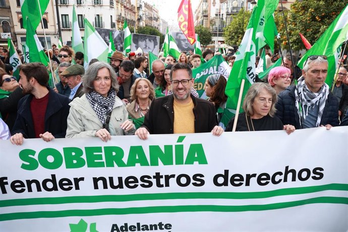 El portavoz de Adelante Andalucía, José Ignacio García, este domingo en Sevilla encabezando una pancarta en la manifestación por el 4D como 'Día Nacional de Andalucía'. 