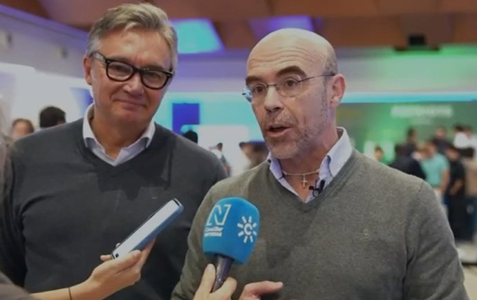 El jefe de la delegación de VOX en Bruselas, Jorge Buxadé, y el portavoz del Grupo Parlamentario VOX en Andalucía, Manuel Gavira, atienden a los medios de comunicación al finalizar la octava edición de Patriots Campus en Málaga.