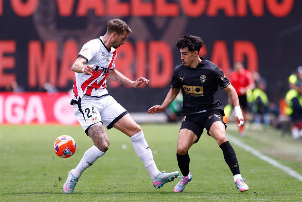 Archivo - Florian Lejeune y Diego López en el Rayo Vallecano-Valencia CF de la pasada temporada en Vallecas