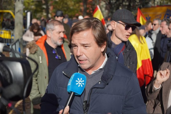 El secretario general del PP de Andalucía, Antonio Repullo, este domingo en declaraciones a los medios en Madrid durante la concentración convocada por su partido tras el ingreso en prisión del exministro José Luis Ábalos y su exasesor Koldo García.