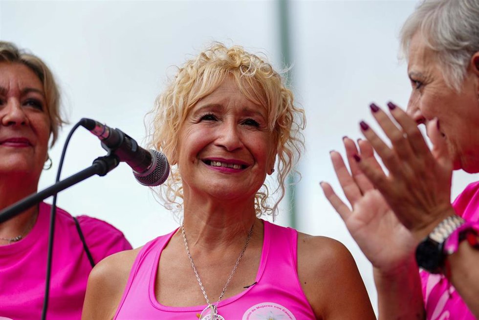 Archivo - La presidente de la asociación de Mujeres con Cáncer de Mama de Sevilla (Amama), Ángela Claverol interviene en la concentración. A 26 de octubre de 2025 en Sevilla, Andalucía (España).