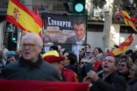 Un detenido en una protesta ante la sede "corrupta" del PSOE en Madrid, que reúne a 400 personas contra el Gobierno