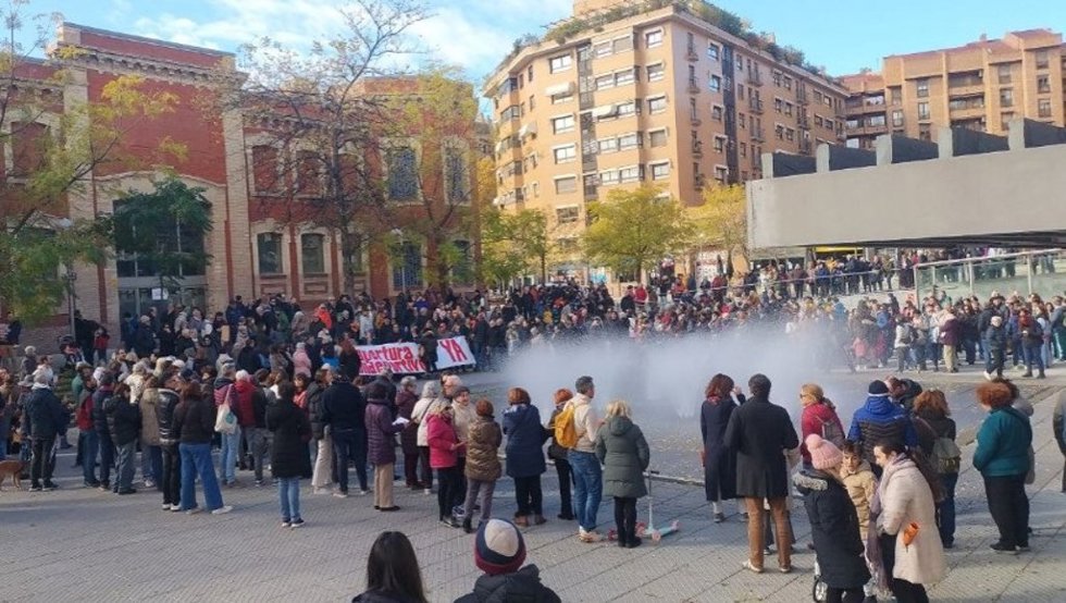 Manifestación contra el cierre de un polideportivo de El Retiro