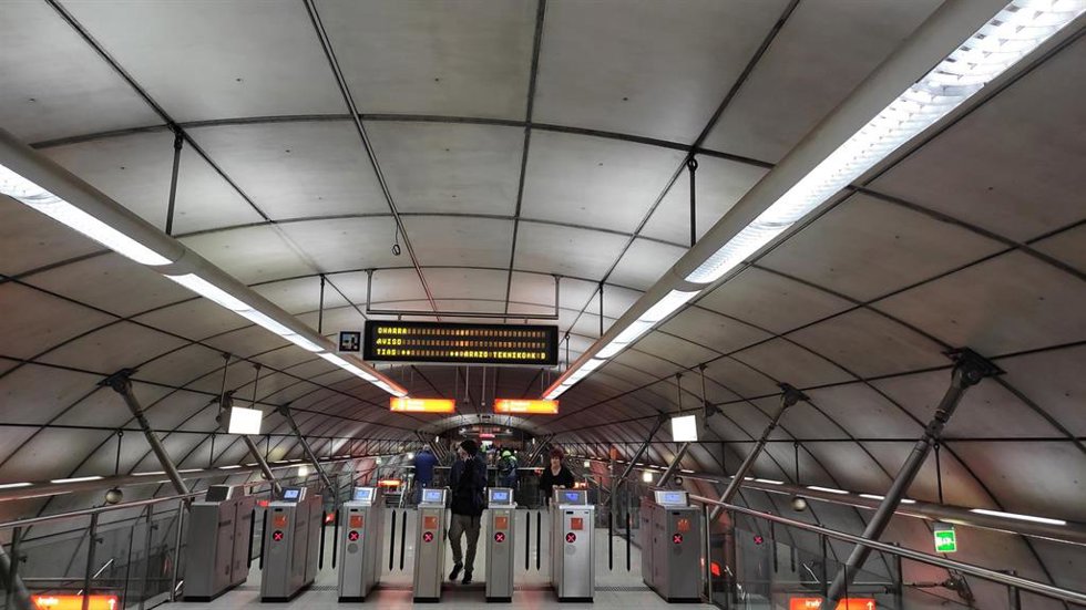 Archivo - Cartel de Metro Bilbao