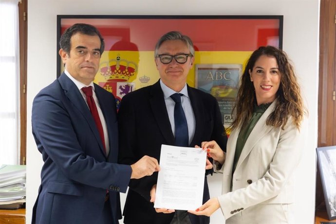 Los parlamentarios malagueños de Vox en Andalucía, Antonio Sevilla y Purificación Fernández, junto al portavoz de Vox Andalucía, Manuel Gavira.