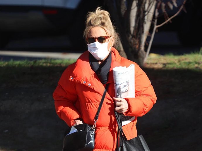 Lydia Lozano acude al hospital para ver a su marido Charly.