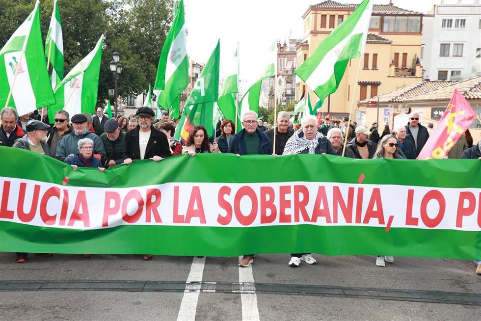 Imagen de este domingo de la marcha convocada en Sevilla por la Plataforma 4D, que ha arrancado en la Plaza del Altozano y ha llegado hasta el Palacio de San Telmo.  