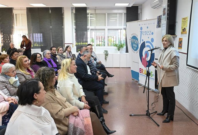 La alcaldesa de Jerez, María José García-Pelayo, en el XIII Encuentro Comunitario de la Zona Sur.