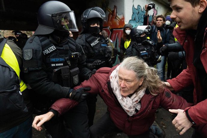 La Policía alemana actúa contra manifestantes contra el nuevo ala juvenil de AfD en Giessen