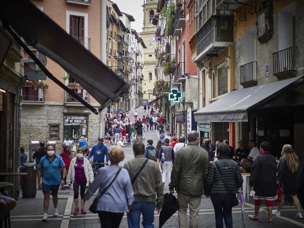 Archivo - Un grupo de personas pasea por el Casco Antiguo de Pamplona.