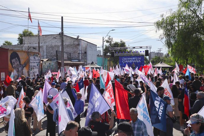 Santiago 30 de noviembre 2025.  Voluntarios por la candidata presidencial Jeannette Jara participan en el inicio oficial del periodo de campana de segunda vuelta.  Dragomir Yankovic/Aton Chile