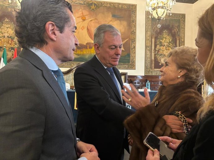 El Ayuntamiento de Sevilla en los actos organizados por el Colegio de Farmacéuticos con motivo de la festividad de la Inmaculada Concepción, patrona de la profesión y que se han celebrado en el Hotel Alfonso XIII.