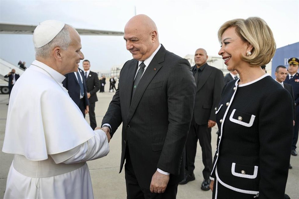 El presidente del Líbano, Joseph Aoun y su mujer Nehmat Aoun reciben al Papa León XIV en el aeropuerto de Beirut.