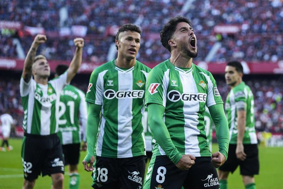 Pablo Fornals celebra su gol en el Sevilla FC-Real Betis en el Ramón Sánchez-Pizjuán