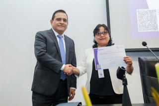El presidente ejecutivo del Inacal, César José Bernabé Pérez, entrega a la jefa del Senasa, Vilma Gutarra García, la acreditación “NTP ISO/IEC 17025:2017” al laboratorio de ensayo de la Unidad del Centro de Diagnóstico de Sanidad Animal (UCDSA).