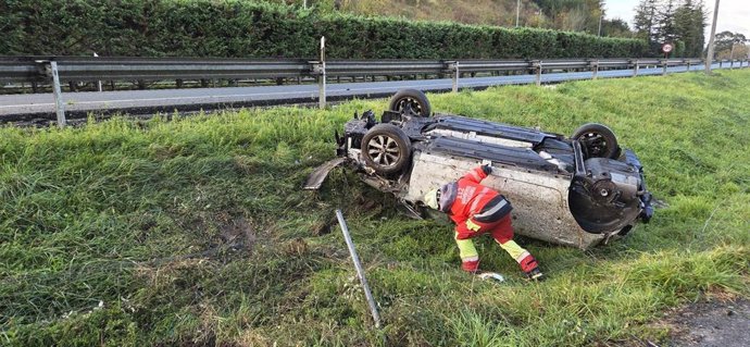 Una persona herida tras volcar el coche en el que circulaba por la A-8 a la altura de Laredo