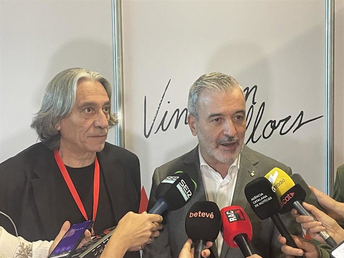 El concejal Xavier Marcé y el alcalde Jaume Collboni, en la FIL de Guadalajara