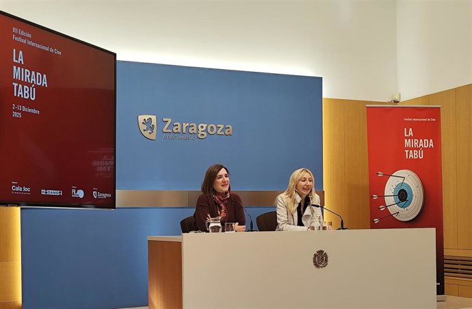 La consejera municipal Sara Fernández y la directora del festival, la cineasta y gestora cultural Vicky Calavia.