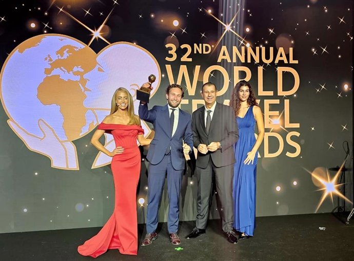 Archivo - El presidente de la Diputación Provincial de Huesca (DPH), Isaac Claver, ha recogido esta pasada noche el premio que acredita a la provincia oscense como el mejor destino europeo de aventura 2025 en una gala celebrada en el Forte Village Resort 