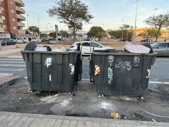 Imagen de contenedores de basura del barrio El Ingenio.