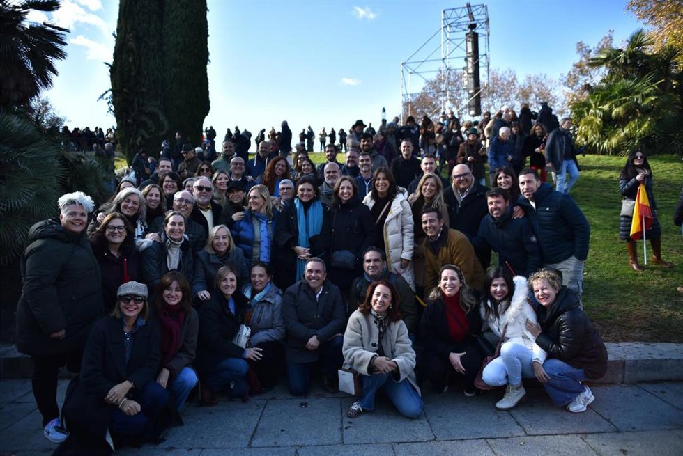 Una delegación del PP de Málaga, encabezado por la presidenta Patricia Navarro, se ha sumado este domingo a quienes se han manifestado en Madrid "contra el presidente del Gobierno, Pedro Sánchez; la corrupción, el desgobierno y los agravios territoriale