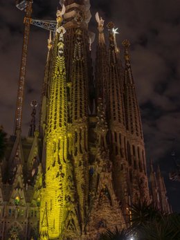 La torre iluninada durante la celebración
