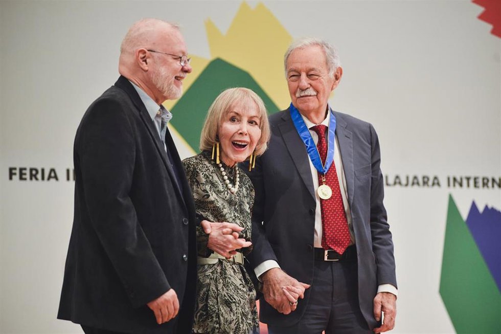 El presidente de la FIL José Trinidad Padilla López, SIlvia Lemus y Eduardo Mendoza