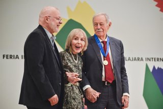 El presidente de la FIL José Trinidad Padilla López, SIlvia Lemus y Eduardo Mendoza