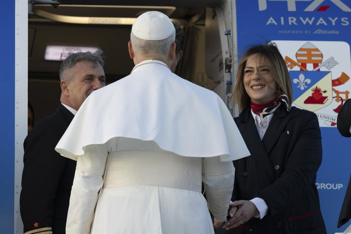 Vaticano, VATICANO: Itália, Roma, Vaticano 2025/11/27 O Papa Leão XIV é recebido por membros da tripulação enquanto embarca em um avião com destino a Ancara para sua primeira viagem apostólica à Turquia e ao Líbano, no aeroporto Fiumicino... Fotografia de