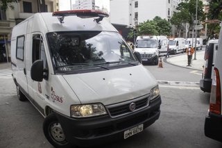 Archivo - Una ambulancia en Brasil