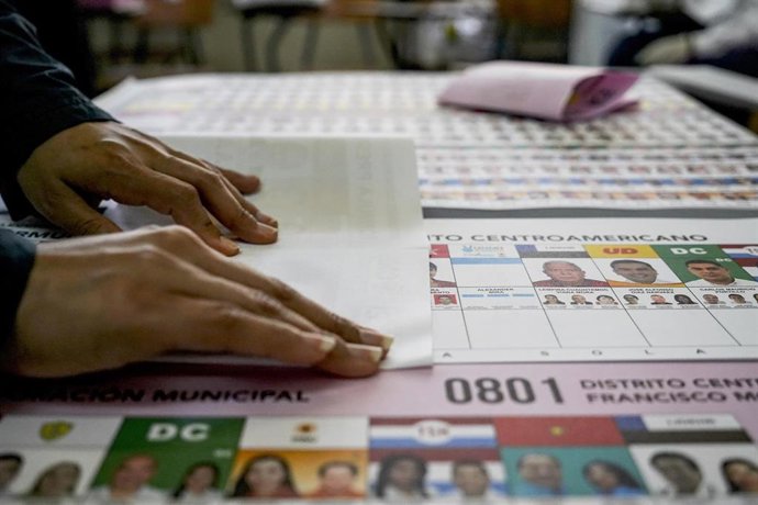 Archivo - Un funcionario electoral prepara las papeletas para los votantes en Honduras