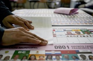 Archivo - Un funcionario electoral prepara las papeletas para los votantes en Honduras