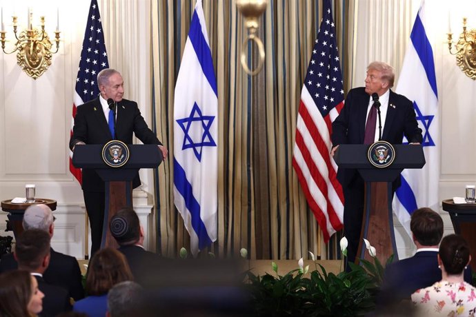 Archivo - El presidente de Estados Unidos, Donald Trump, y el primer ministro de Israel, Benjamin Netanyahu, en una rueda de prensa en la Casa Blanca.  HRW ha criticado las sanciones de EEUU contra el TPI tras la orden de arresto de éste contra Netanyahu.