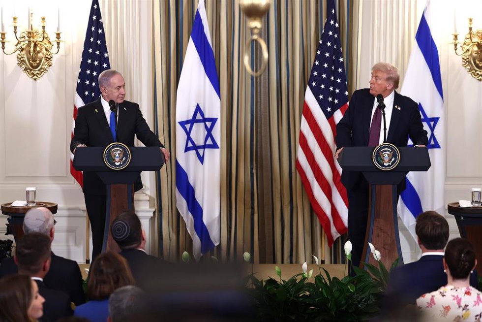 Archivo - El presidente de Estados Unidos, Donald Trump, y el primer ministro de Israel, Benjamin Netanyahu, en una rueda de prensa en la Casa Blanca.  HRW ha criticado las sanciones de EEUU contra el TPI tras la orden de arresto de éste contra Netanyah
